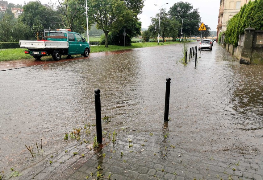 Po burzy woda zalała kilka ulic w Przemyślu [ZDJĘCIA]