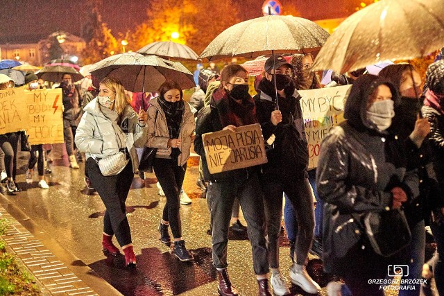 Już od około tygodnia przez region radomski przetacza się fala protestów kobiet. Związane są one z kontrowersyjnym wyrokiem Trybunału Konstytucyjnego, który uznał, że aborcja w przypadku ciężkiego lub śmiertelnego uszkodzenia płodu jest niezgodna z konstytucją.W ostatni czwartek, 30 października, protest odbył się również w Zwoleniu. Mimo bardzo niesprzyjającej aury w Parku Kochanowskiego pojawiło się około dwieście osób. Manifestujący przygotowali liczne transparenty, które w dobitnych słowach sprzeciwiały się zakazowi. Pojawiły się również napisy krytykujące partię rządzącą.Protestujący w eskorcie policji przeszli ulicami miasta. W pewnym momencie manifestujący pojawili się przy miejscowym biurze poselskim Prawa i Sprawiedliwości, gdzie zapalono znicze.Wśród zgromadzonych dominowały kobiety, choć nie zabrakło też mężczyzn, którzy sprzeciwiają się kontrowersyjnemu wyrokowi trybunału.Zdjęcia dzięki uprzejmości Grzegorza Brzózka - FB foto fotografia;nf>
