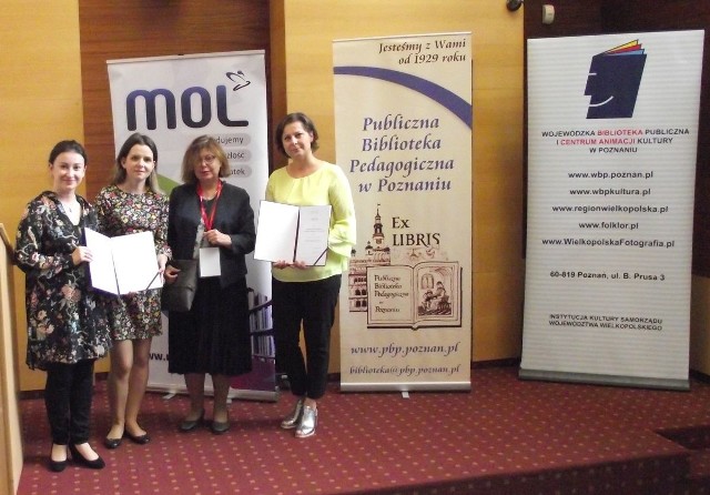 Beata Życzyńska ze stalowowolskiej biblioteki (z prawej) wśród laureatów konkursu