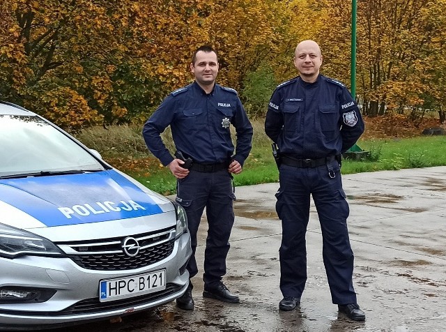 Policjanci z Koronowa, którzy pomogli rannemu grzybiarzowi.