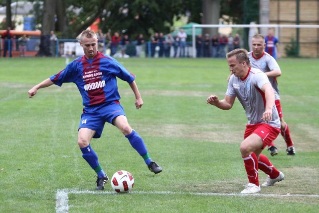 Daniel Barzyński (z piłką) piłkarz Wulkana Windoor Zakrzew.