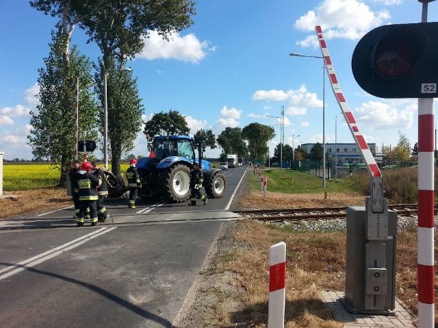 Grodzisk: Ciągnik wjechał pod pociąg