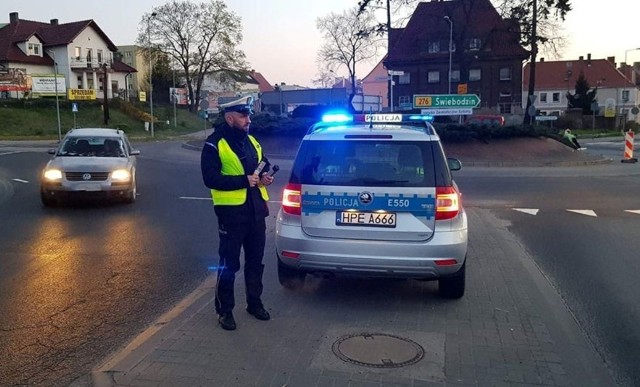 Drogówka z Krosna Odrzańskiego w czwartek, 11 kwietnia, z samego rana pojawiła się na rondzie w mieście. W alkomaty dmuchali wszyscy kierowcy. Jeden dalej nie pojechał.Policjanci z drogówki z alkomatami pojawili się na rondzie łączącym ulice Poznańską, Chrobrego oraz Pionierów. W urządzenie dmuchali wszyscy jadący rondem kierowcy. W sumie w godzinę skontrolowano trzeźwość około 500 kierujących.Niestety kierowca fiata dalej nie pojechał. – Kontrola alkomatem wykazała, że prowadził będąc pod wpływem alkoholu – mówi asp. szt. Dariusz Kocur, naczelnik krośnieńskiej drogówki. Miał poniżej pół promila alkoholu. Dopuścił się wykroczenia. Policjanci zatrzymali mu prawo jazdy, a sąd zadecyduje jak długo nie będzie mógł prowadzić.Krośnieńska drogówka akcje „Trzeźwy kierowca” organizuje systematycznie. Policjanci pojawiają się na różnych ulicach lub drogach o różnych porach dnia lub nocy. – I działania będą cały czas kontynuowane – przypomina asp. szt. Kocur.Zobacz wideo: Jak udzielać pierwszej pomocy ofiarom wypadków