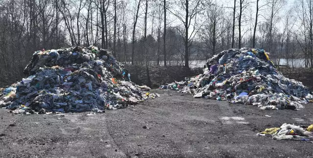 W Przecieszynie, w gminie Brzeszcze, na terenie byłej żwirowni, wyspano dwie ciężarówki śmieci. Szacuje się, że to 200 metrów sześciennych odpadów.