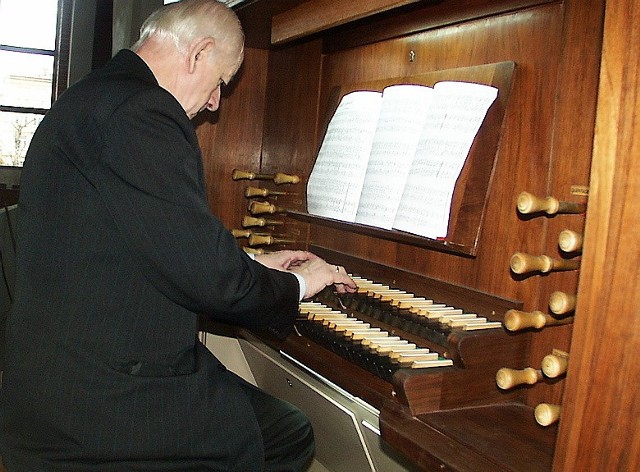 Marian Dorawa - przy organach w kościele p.w. Matki Bożej Fatimskiej