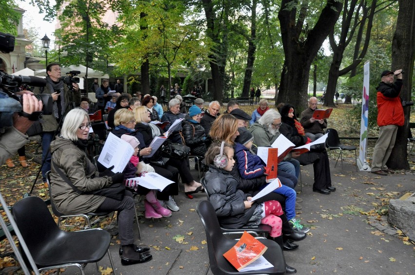 Lekcja śpiewania z okazji 40-lecia KOR-u.