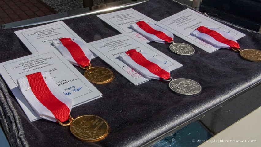 Medale dla strażaków z lotniska w Jasionce pod Rzeszowem [ZDJĘCIA]