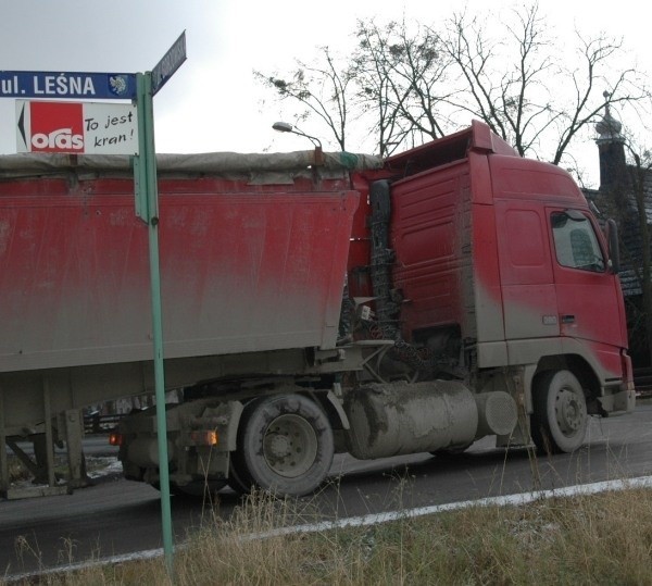 Ulicą Leśną tiry mają w przyszłości ominąć miasto. Teraz ciężarówki wjeżdżają w środek Olesna.