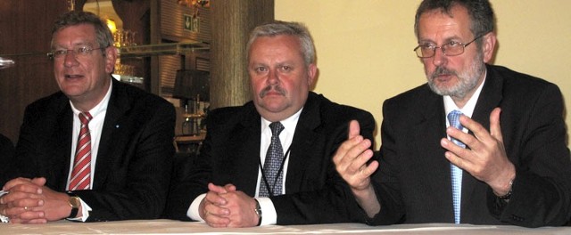 Dyrektor Janusz Soboń (pierwszy z prawej) i właściciel firmy Arndt Kirchhoff (pierwszy z lewej) mówili, że firma przeżywała kryzys od października do maja. Teraz wyszła na prostą.