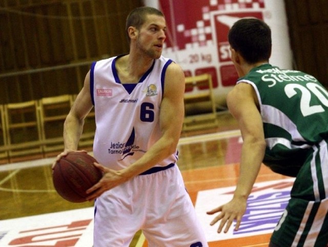 Były koszykarz Stabill Jezioro Tarnobrzeg Krzysztof Krajniewski (z piłką) znalazł się w kręgu zainteresowania działaczy klubów z Krosna oraz Łańcuta. 