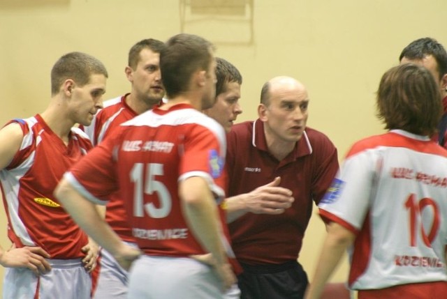 Podopieczni trenera Marcina Zmitrowicza (w środku) wygrali pierwszy mecz o utrzymanie w drugiej lidze.