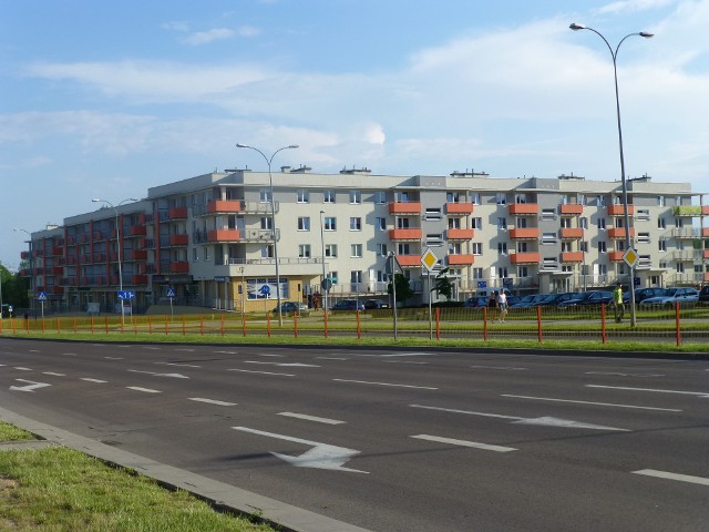 Blok mieszkalnyMarże kredytowe spadają, ale wśród kupujących mieszkania nie widać ożywienia. W wielu miastach ceny mieszkań nadal spadają. Największe obniżki odnotowano w Szczecinie, Gdańsku i Białymstoku.