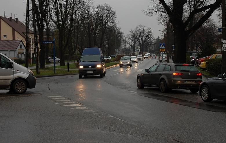 Kłopotliwe skrzyżowanie na wjeździe do Wrocławia. Mieszkańcy chcieli ronda, miasto zadecydowało inaczej