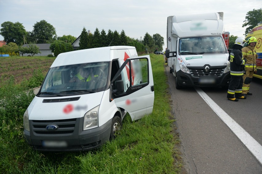 Wypadek na DK nr 77 w Orłach. Kurier wjechał do rowu, był nieprzytomny [ZDJĘCIA]