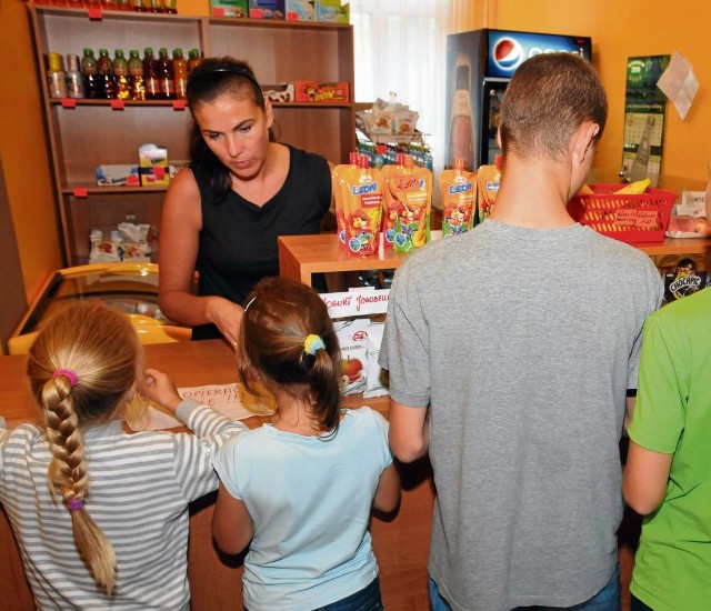 W szkolnych sklepikach często brakuje zdrowej żywności