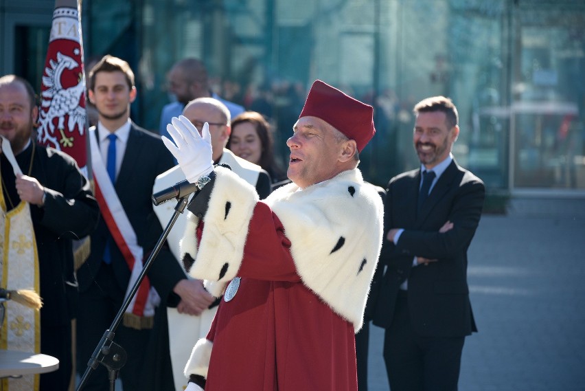 - Z optymizmem i nadzieją rozpoczynamy ten rok akademicki....