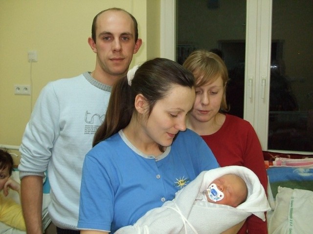 Adrian Brzostek urodził się w sobotę, 2 stycznia. Ważył 2095 g i mierzył 53 cm. Jest pierwszym dzieckiem Katarzyny i Sławomira z Ostrowi Mazowieckiej.