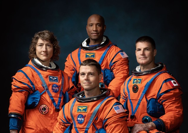 NASA przedstawiła załogę misji Artemis II. Z lewej do prawej: Christina Hammock Koch, Reid Wiseman (poniżej), Victor Glover i Jeremy Hansen