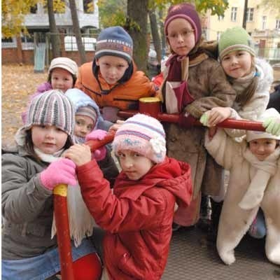 Sześciolatki z zielonogórskiego Przedszkola nr 3 mają jeszcze prawie rok do pójścia do szkoły. Ale ich rodzice już teraz powinni wybrać podstawówkę, jeśli zależy im na takiej spoza rejonu zamieszkania.