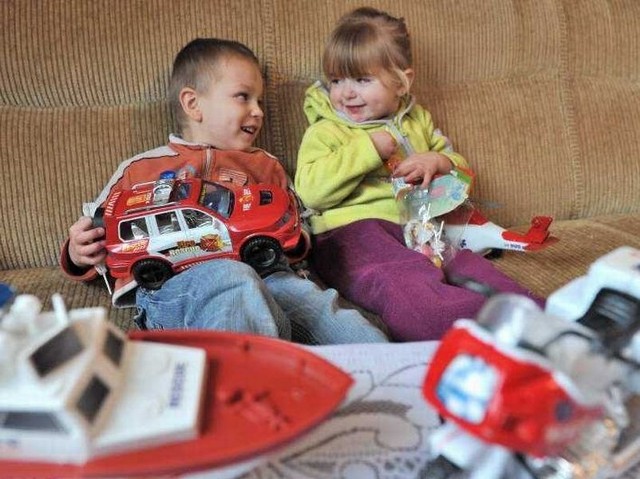 Łukasz i Oliwia przez cały czas są pod opieką mamy. Maluchy od razu zainteresowały się zabawkami, które przywieźliśmy.
