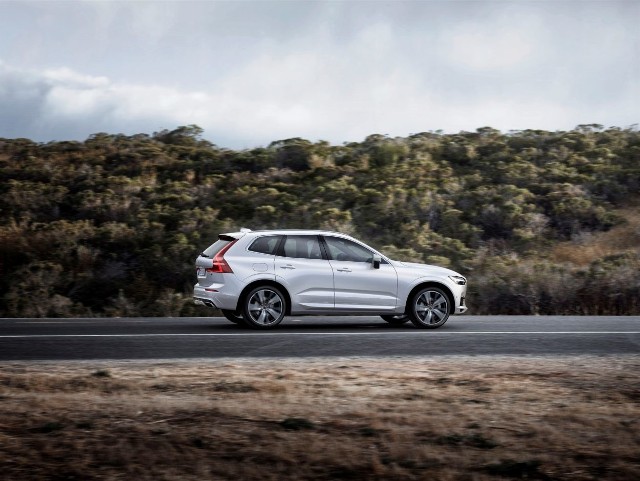 Volvo XC60Przygotowania do produkcji nowego Volvo XC60 rozpoczęły się dokładnie w dziewięćdziesiąte urodziny marki. Wczoraj pierwszy samochód zamówiony przez klienta opuścił fabrykę. Zamówiony model to XC60 T5 AWD Inscription w kolorze Crystal White.Fot. Volvo