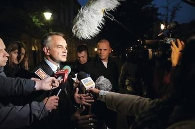 Szef PSL Waldemar Pawlak rozmawiał wczoraj z dziennikarzami po spotkaniu z szefem PO Donaldem Tuskiem, ale nie powiedział na razie nic konkretnego. Fot. Jacek Turczyk/PAP