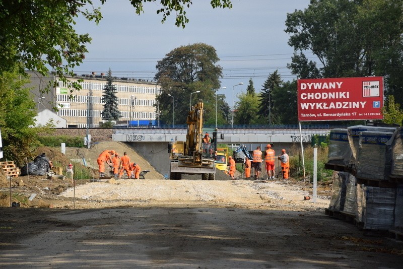 Tarnów. Pod wiaduktem na Warsztatowej wylano asfalt. Kiedy otworzą drogę? [ZDJĘCIA]