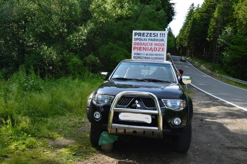 Mochnaczka Wyżna. Handlarz bydłem głoduje pod ubojnią Parkur. Żąda zapłaty