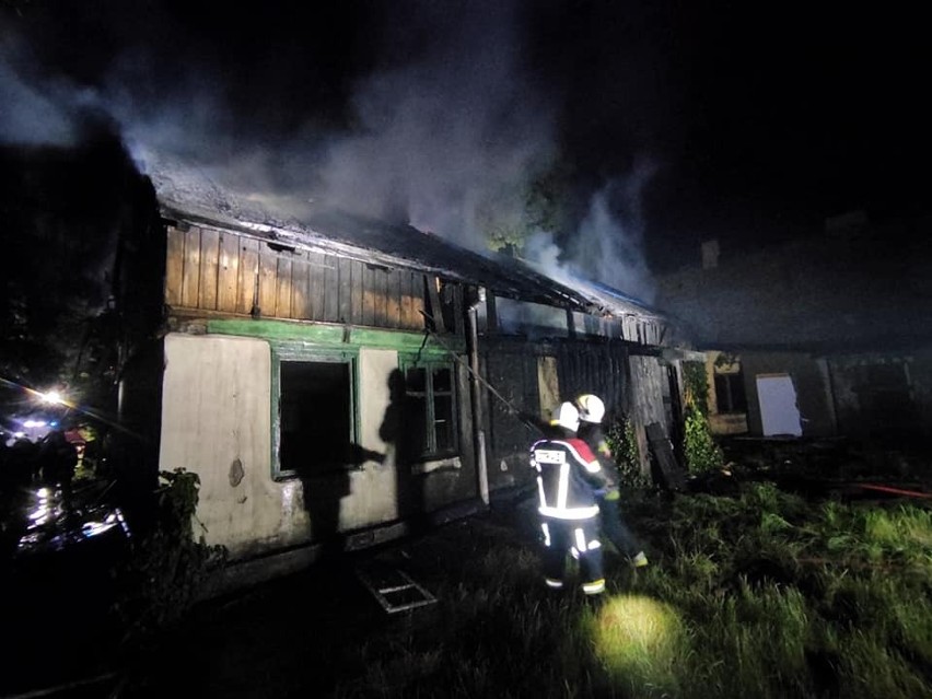 Tragiczna noc w Pabianicach. W pożarze pustostanu zginął mężczyzna, spłonęła hurtownia materiałów budowlanych ZDJĘCIA