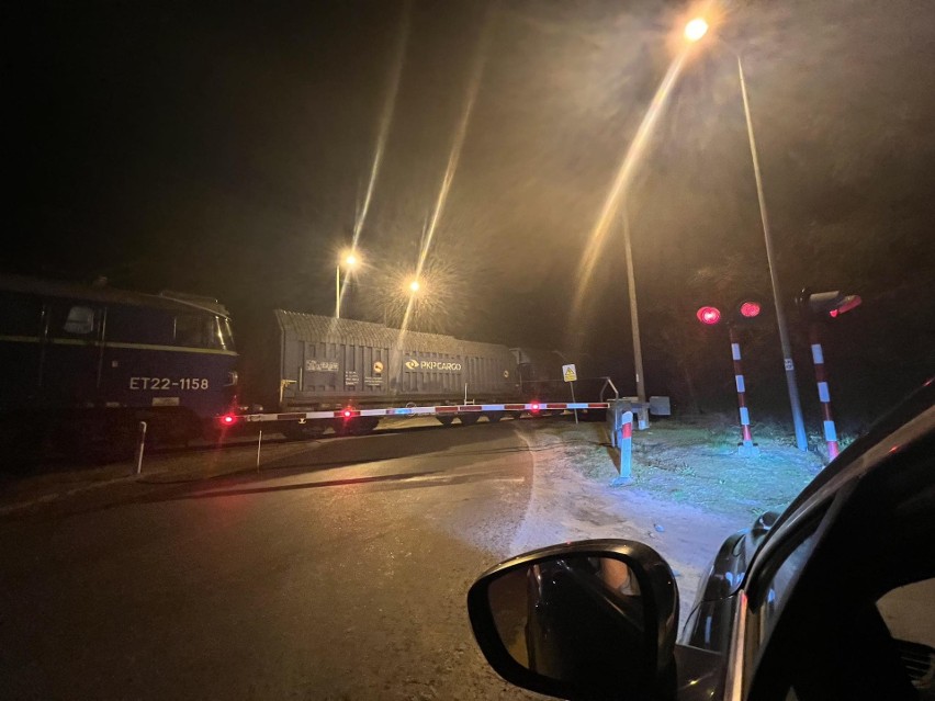 Skład towarowy zablokował przejazd kolejowy w Podborsku.