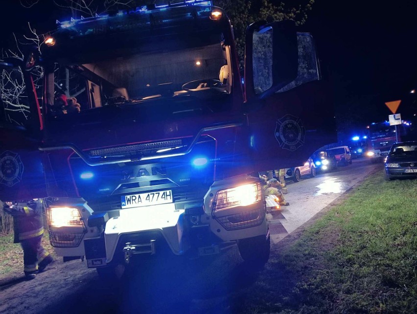 Dramatyczny wypadek w miejscowości Pakosław w gminie Iłża. Samochód wypadł z drogi. Po ranną osobę przyleciał śmigłowiec