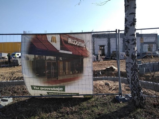 Zielonogórzanie dopytywali się, czy w mieście powstanie kolejny McDonald's. Wiedzieliśmy, że Zielona Góra była brana pod uwagę, ale poszukiwano miejsca pod lokal wolnostojący. Takie znalazło się przy ul. Sulechowskiej.  Czytaj również: McDonald's w Zielonej Górze. Co z płatnym parkingiem? Restauracja odpowiada, jakie są zasady jego funkcjonowania;nfObok powstającego salonu Agata Meble trwa obecnie także budowa trzeciego baru McDonald's. Postawiono już fundamenty i ściany budynku. Trwają prace budowlane, a mieszkańcy zastanawiają się, kiedy wychodząc z basenu, będą mogli przejść na drugą stronę i zamówić frytki z burgerem.  - Przed kilkoma dniami ruszyliśmy z budową trzeciego lokalu McDonald’s w Zielonej Górze.  Otwarcie przewidujemy w czerwcu br. - odpowiada Dominik Szulowski z biura prasowego McDonald’s. Jak będzie wyglądać restauracja? Czy pojawią się jakieś nowości? Więcej szczegółów zdradzonych zostanie w połowie maja. Obecnie w ponad stu pięćdziesięciu miejscowościach Polski działają 403 restauracje McDonald's.  W Lubuskiem, jak do tej pory jest ich 11. W Zielonej Górze dwie: przy ul. Wrocławskiej 17 (w Focus Mall) oraz al. Wojska Polskiego 23 (niedaleko Castoramy). Sprawdź: Budowa Agata Meble dobiega końca [ZDJĘCIA];nfWIDEO: "W" zamiast "M" w szyldzie McDonald's. Restauracja oryginalnie uczciła dzień kobietźródło: US CBS/x-news