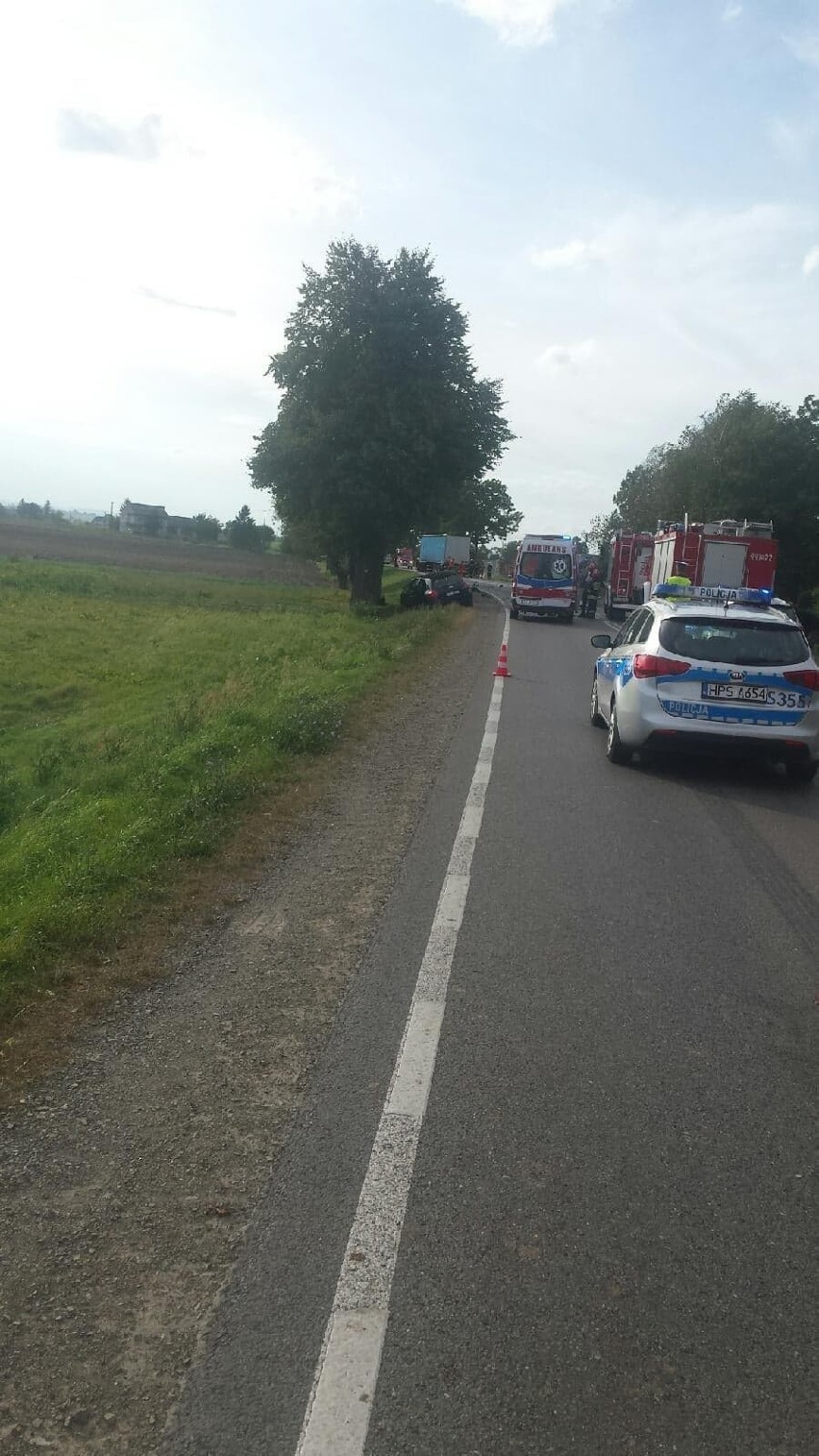 Wypadek na krajowej "74" w Gołoszycach w powiecie opatowskim. Dwie osoby zostały ranne, droga jest zablokowana