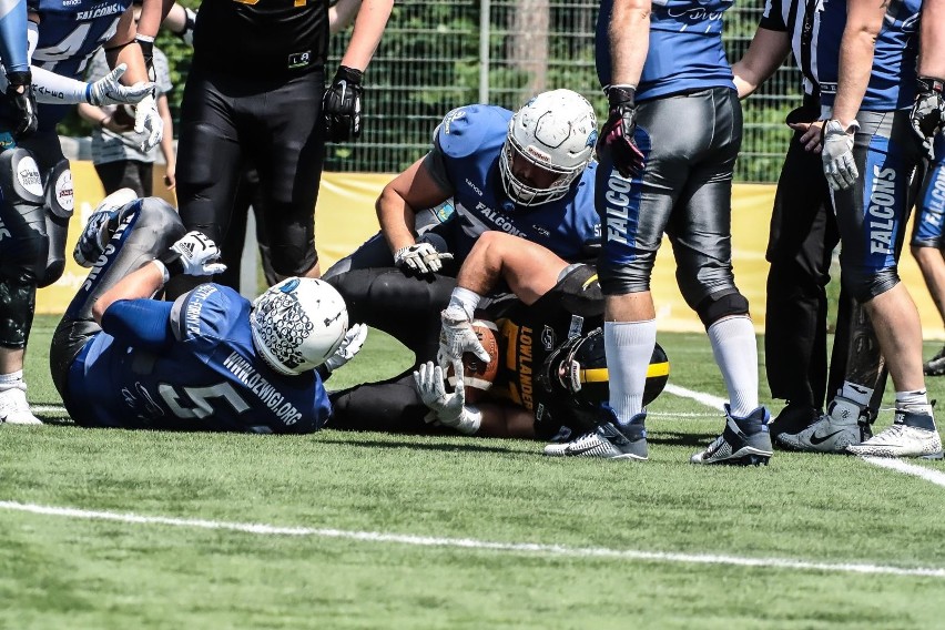 Lowlanders (ciemniejsze stroje) i Falcons zagrają ze sobą po...