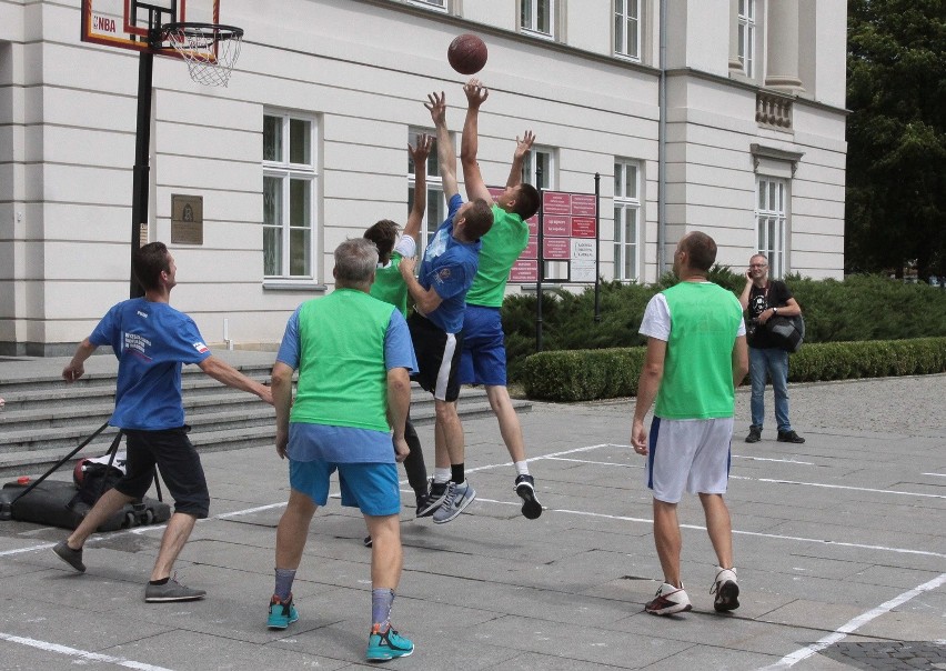 Kameralne Lato 2016 w Radomiu to także sport! Przed Urzędem Miasta zagrano w koszykowkę