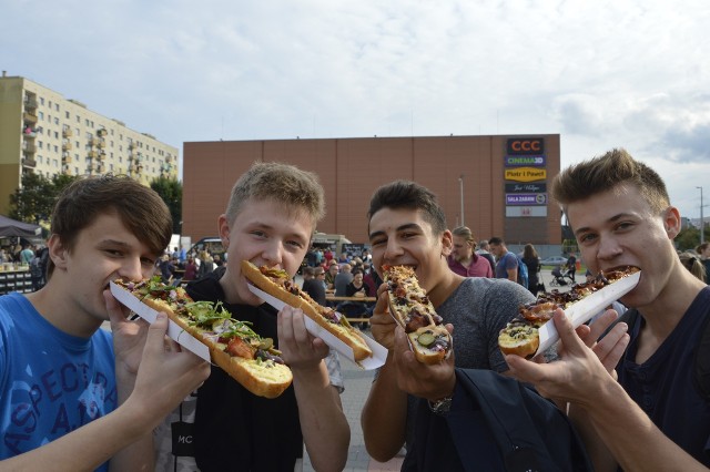 W Gorzowie trwa festiwal food trucków. Impreza potrwa do niedzieli, 10 września. Radek, Konrad, Max i Wojtek skusili się na zapiekanki.