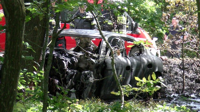 Pod Koszalinem doszło do tragicznego wypadku - dwie osoby zginęły na miejscu, trzecia jest ranna. Porsche panamera rozbiło się na drzewie. Droga w kierunku Węgorzewa zablokowana.