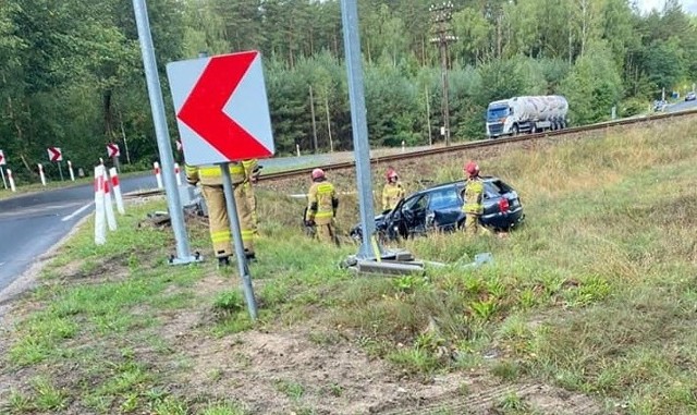 Kierowca audi z impetem uderza w rogatkę kolejową.