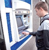 Dźwięk klawiszy bankomatu budzi mieszkańców bloku w Słupsku