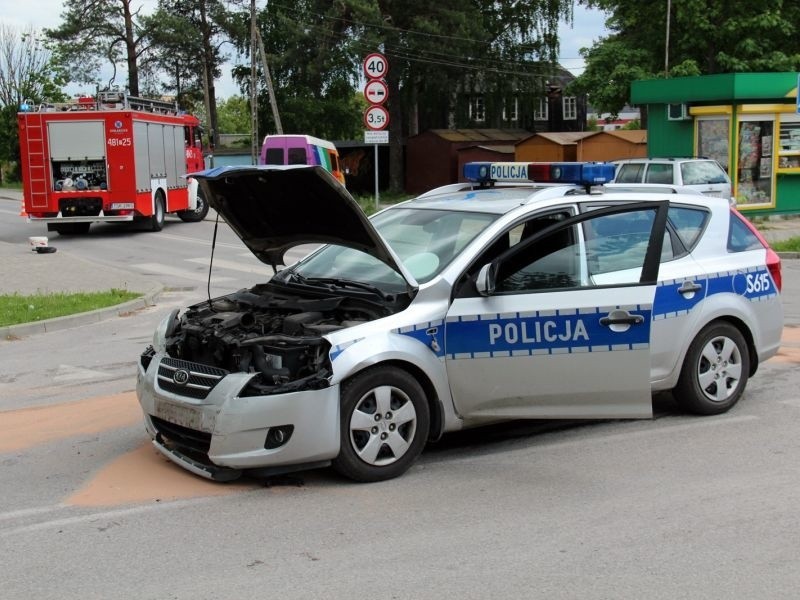 Wypadek w Skarżysku. Zderzyły się radiowóz i osobówka 