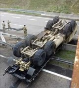 Ciężarówka wojsk amerykańskich dachowała na autostradzie