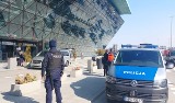 Powiat krakowski. Policjanci dbają o bezpieczeństwo uchodźców na lotnisku i w miejscach noclegów