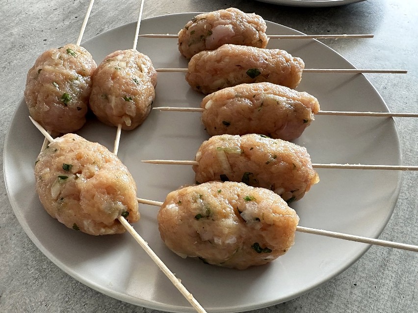 Namocz patyczki do szaszłyków w wodzie, by się nie paliły...