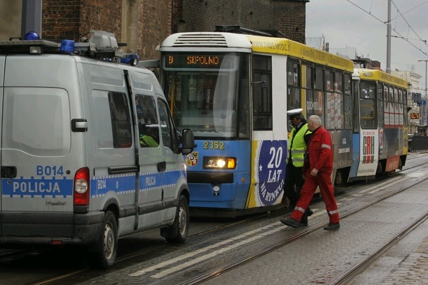 Wrocław: Wypadek na ul. św. Katarzyny. Kobieta potrącona przez tramwaj [ZDJĘCIA]