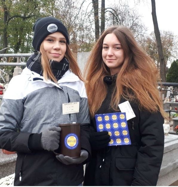 Kwestowały uczennice II Liceum Ogólnokształcącego w Sandomierzu Karolina Kaczmarska i Aleksandra Jońca.
