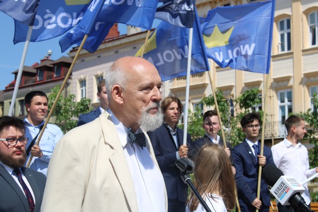 Dziś na rzeszowskim Rynku Janusz Korwin-Mikke zapewniał, że w drugiej turze wyborów Andrzej Duda i Rafał Trzaskowski nie mogą liczyć na poparcie Konfederacji. Polityk odniósł się także do kilku wydarzeń z kampanii wyborczej. 