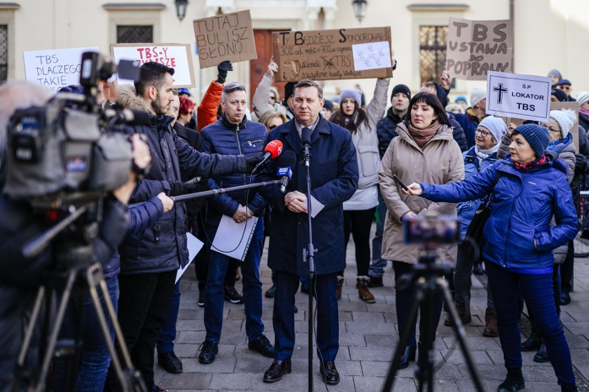 Kraków. Lokatorzy mieszkań TBS nie chcą kolejnych podwyżek czynszów. Protestowali pod UMK