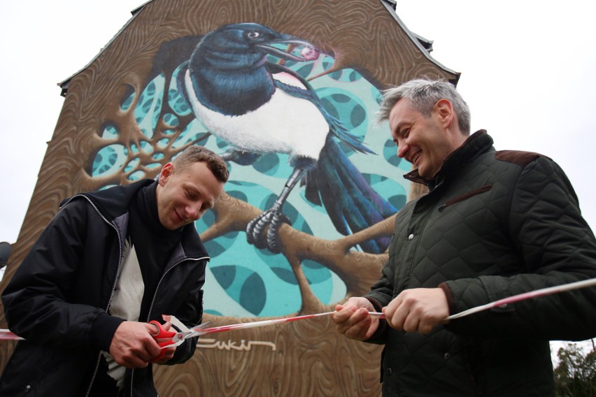 W Słupsku odsłonili mural ze sroką [zdjęcia, wideo]