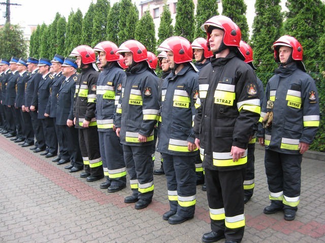 Powiat mogileński. Strażacy na uroczystym apelu odebrali medale i awanse 