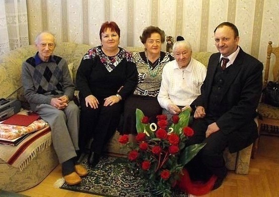Stanisława Jagielnik (druga z prawej), obchodząca 102 urodziny, przyjęła w swoim mieszkaniu delegację gminy Bejsce, z wójtem Józefem Zuwałą (z prawej).